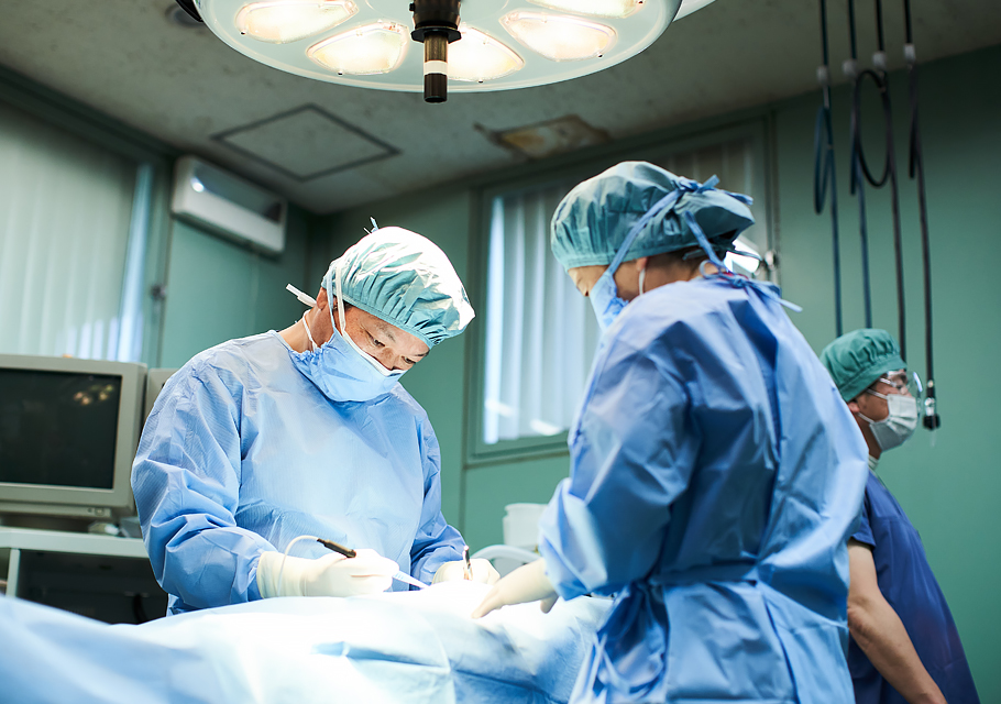 手術をする医師
