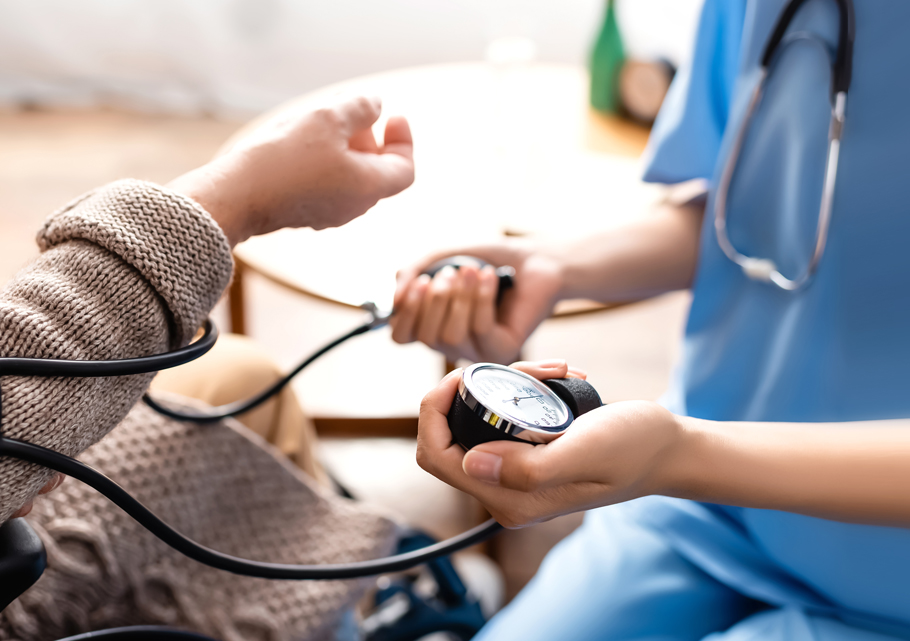 患者様宅で治療をする医師