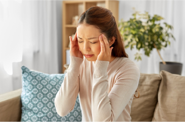 片頭痛でつらそうな女性