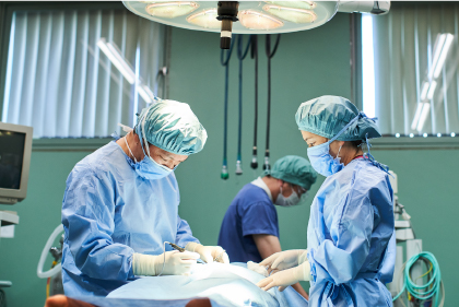 手術をする医師たち