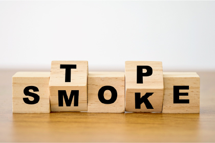 SMOKEと書かれた木のブロック